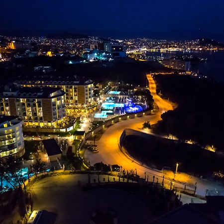 Ramada Resort Kusadasi & Golf Exteriér fotografie Aerial view of the resort at night