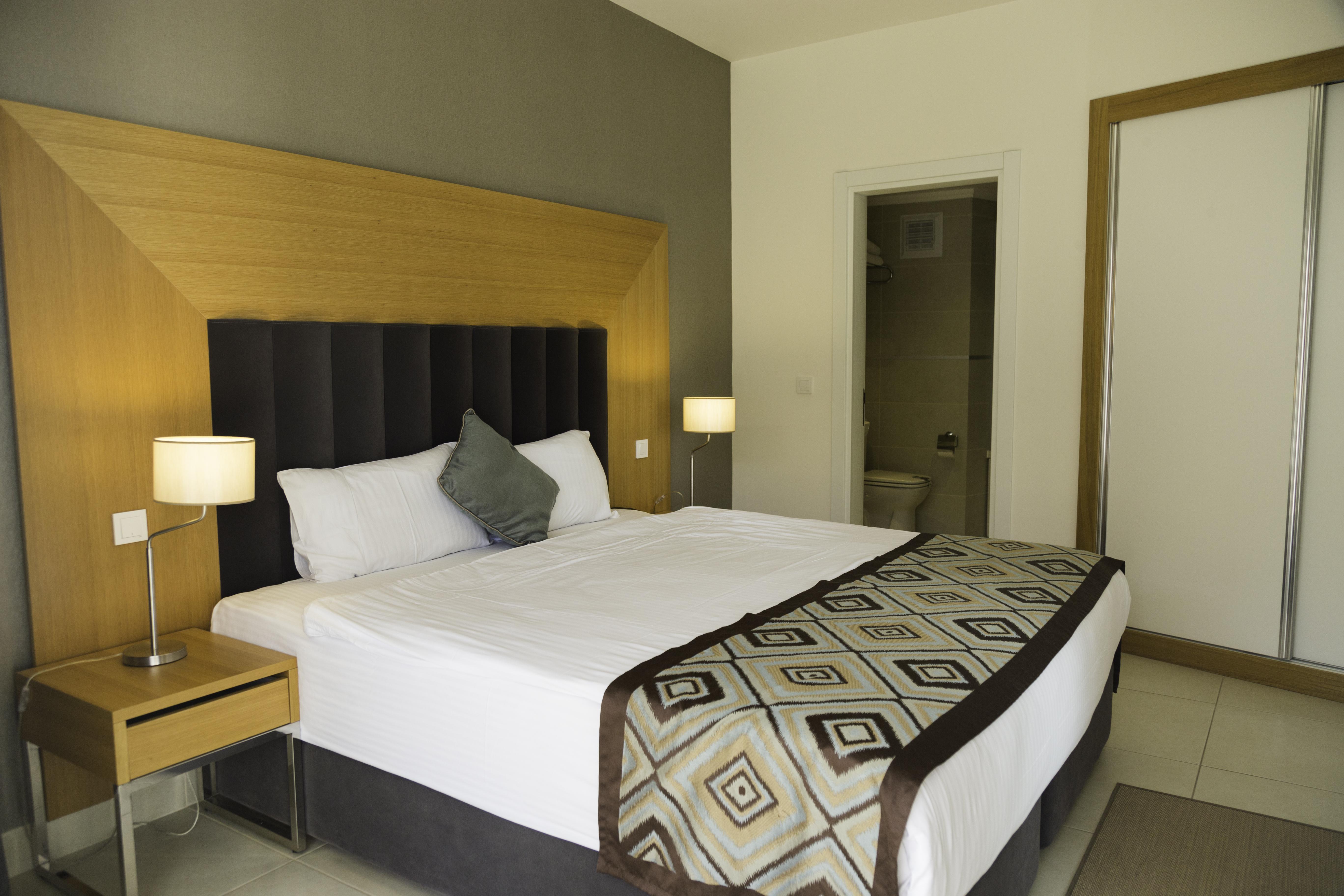 Ramada Resort Kusadasi & Golf Exteriér fotografie A bedroom at the hotel