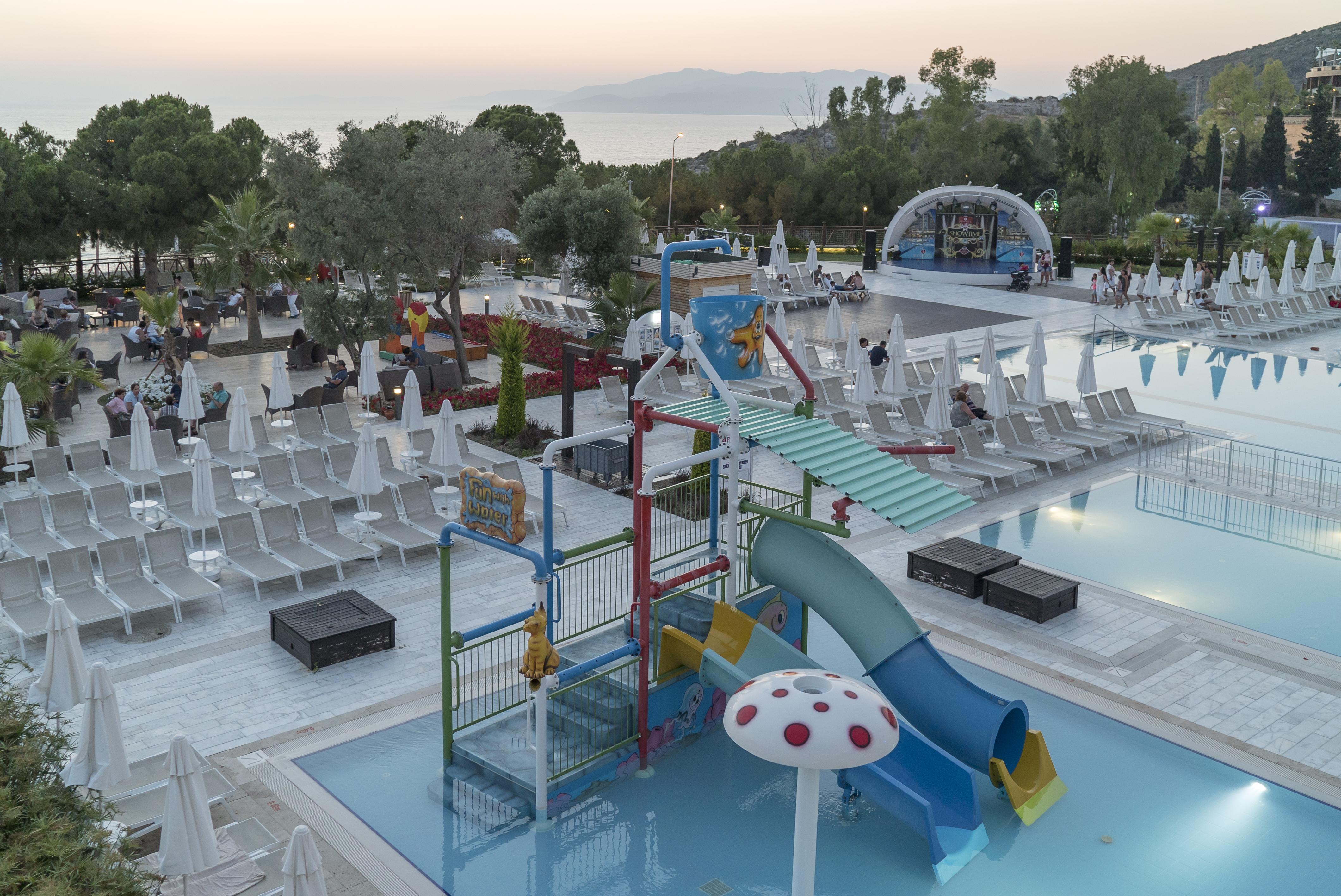 Ramada Resort Kusadasi & Golf Exteriér fotografie The water park at the hotel