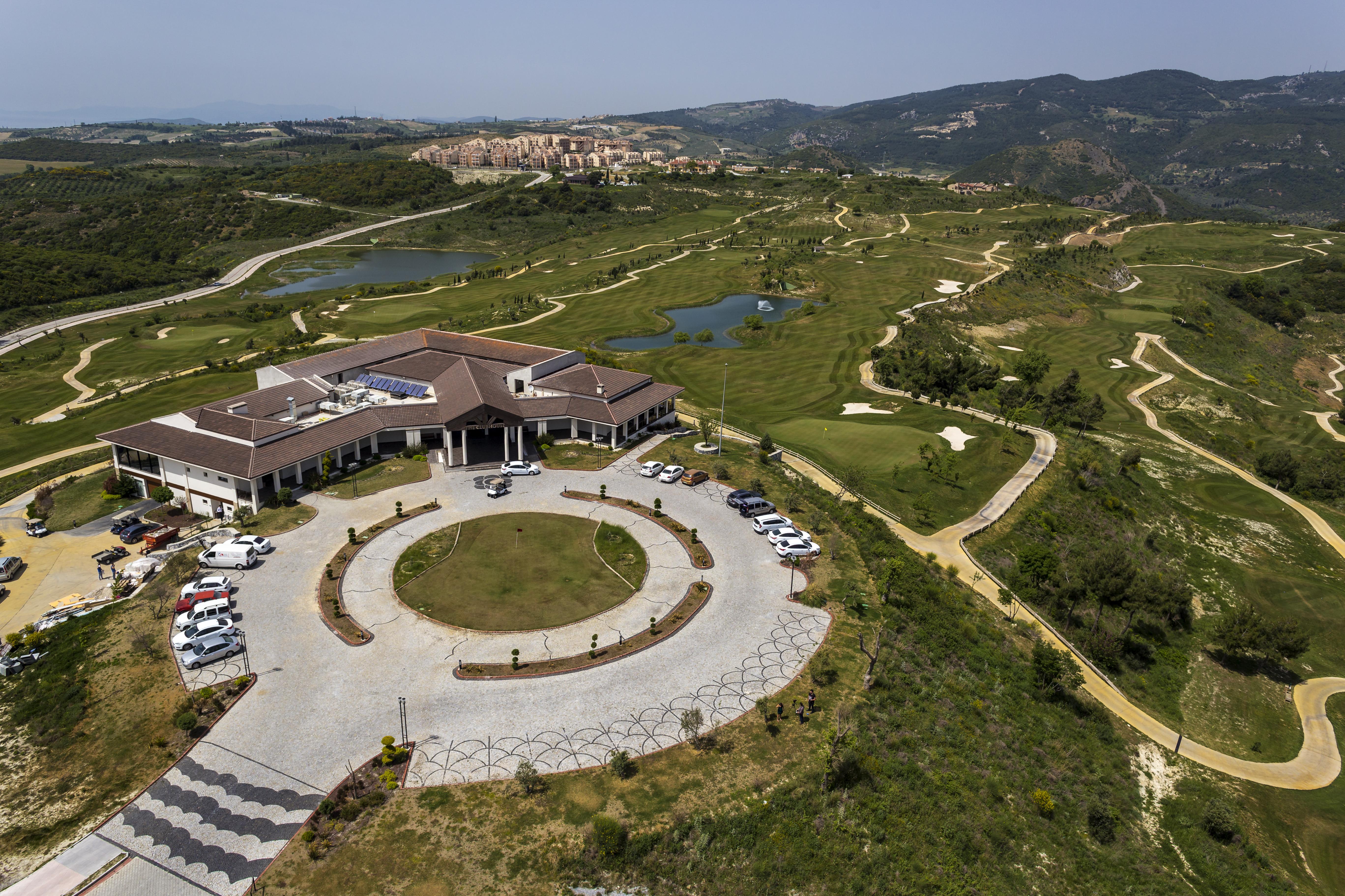 Ramada Resort Kusadasi & Golf Exteriér fotografie Aerial view of the clubhouse