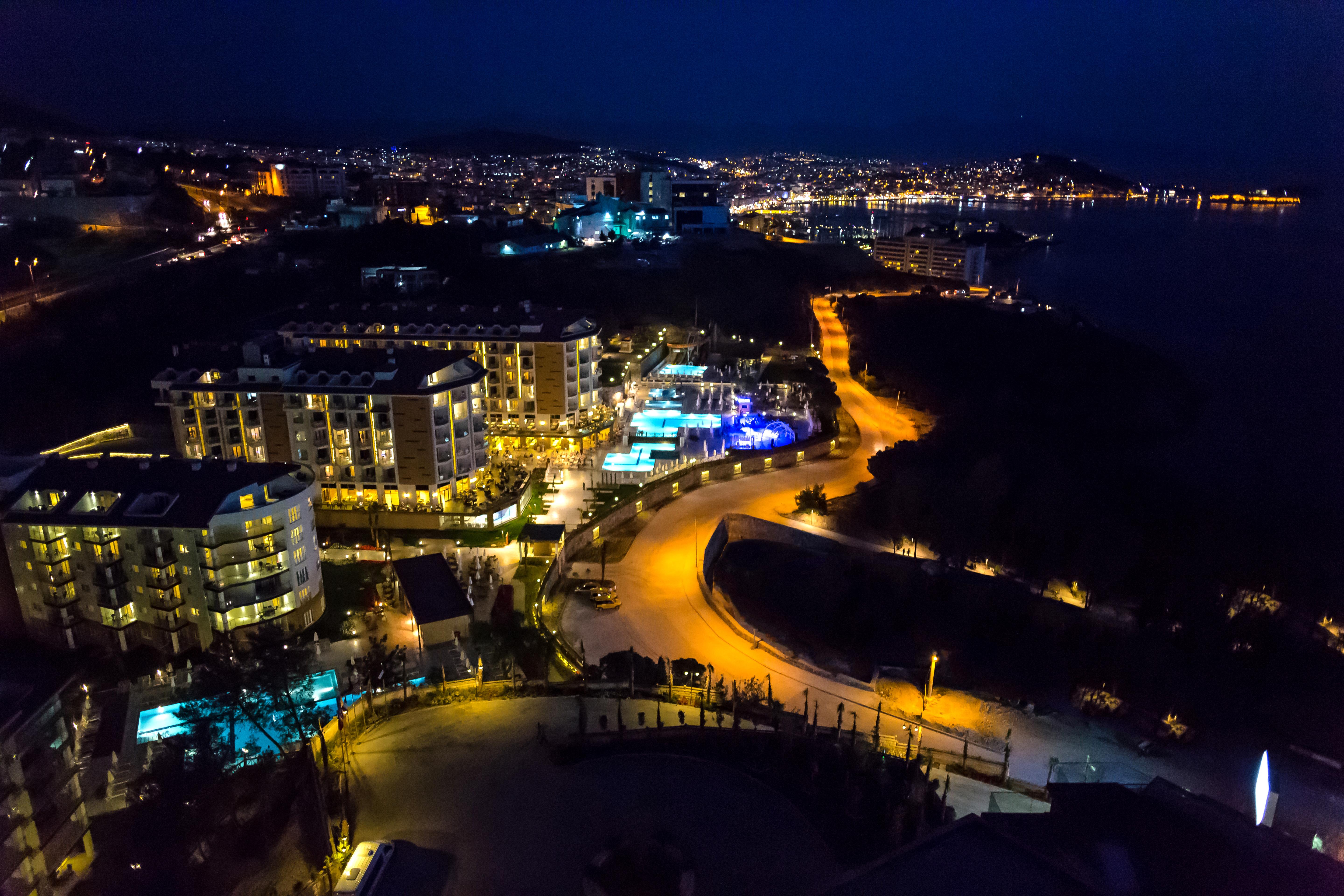 Ramada Resort Kusadasi & Golf Exteriér fotografie Aerial view of the resort at night