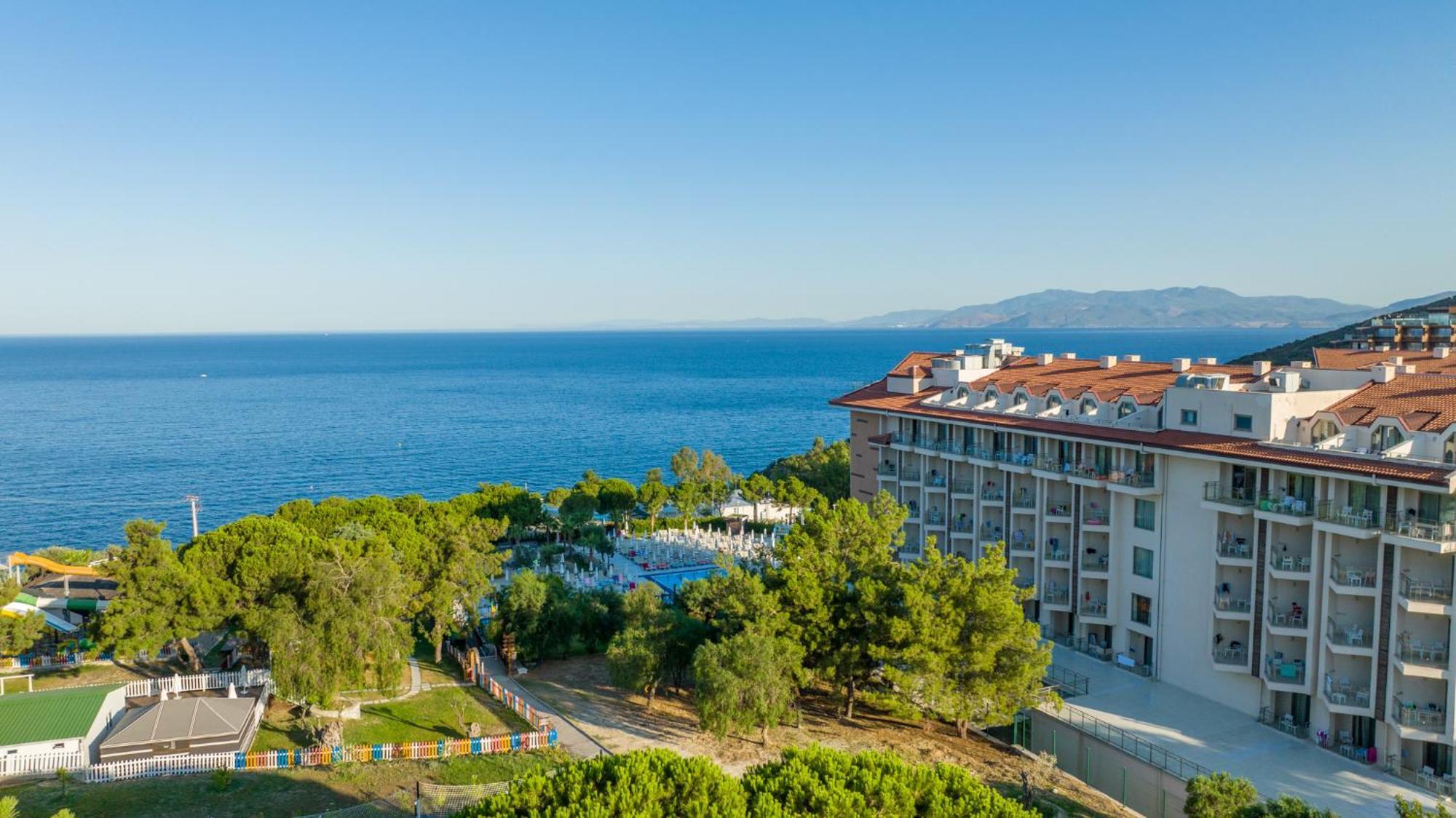 Ramada Resort Kusadasi & Golf Exteriér fotografie A view of the Aegean Sea from the resort