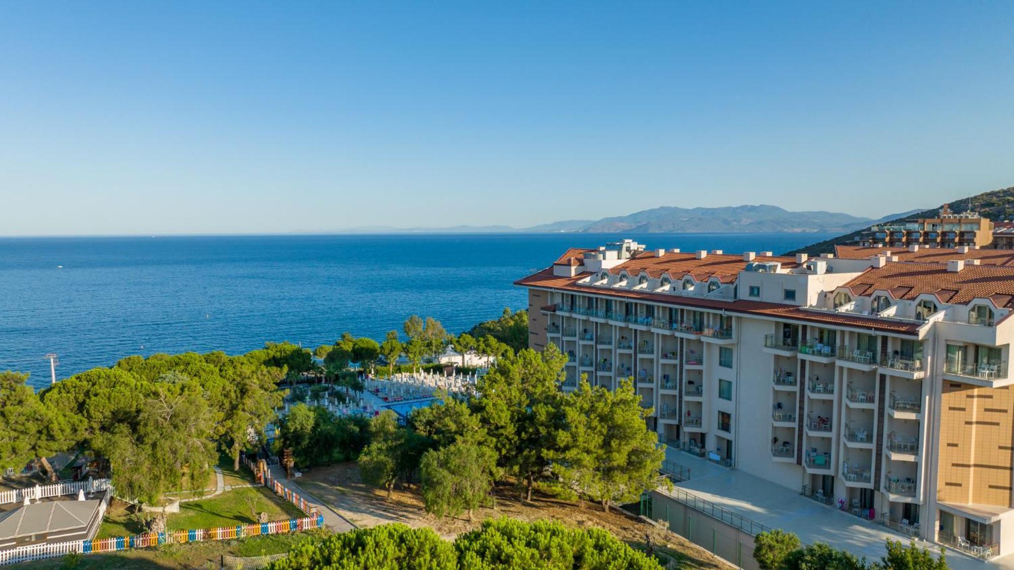Ramada Resort Kusadasi & Golf Exteriér fotografie View of the resort