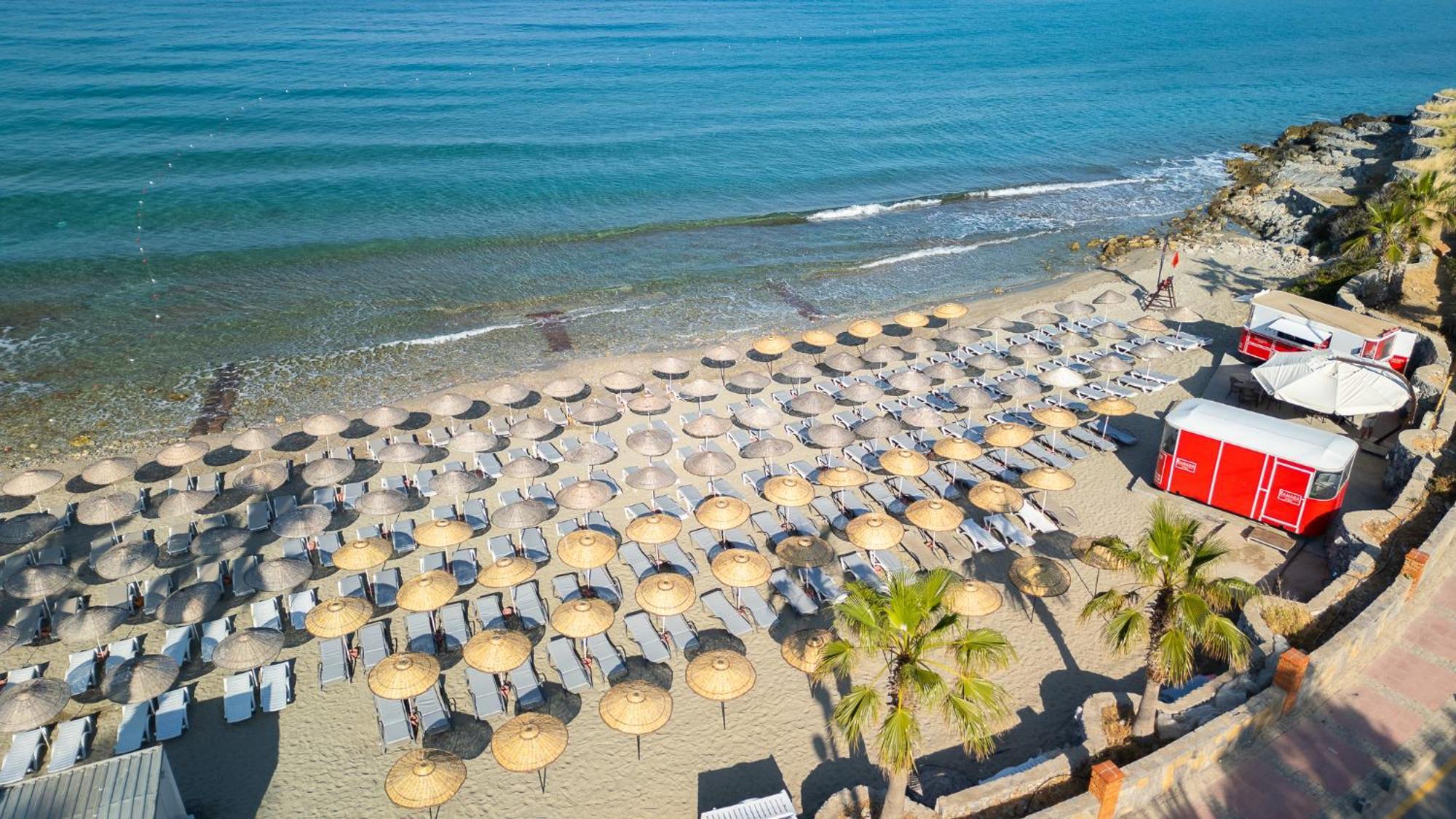 Ramada Resort Kusadasi & Golf Exteriér fotografie The beach of the hotel