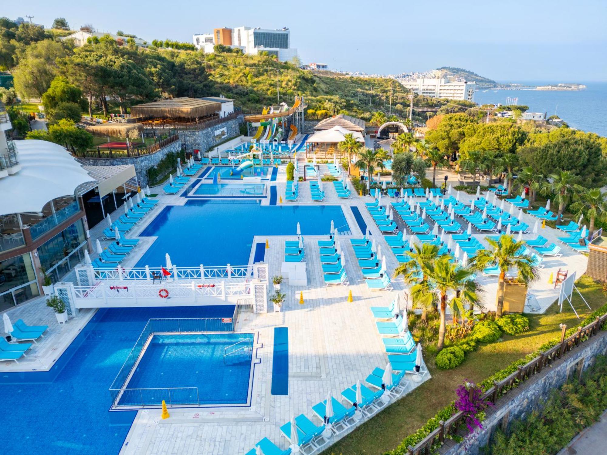 Ramada Resort Kusadasi & Golf Exteriér fotografie Pool area