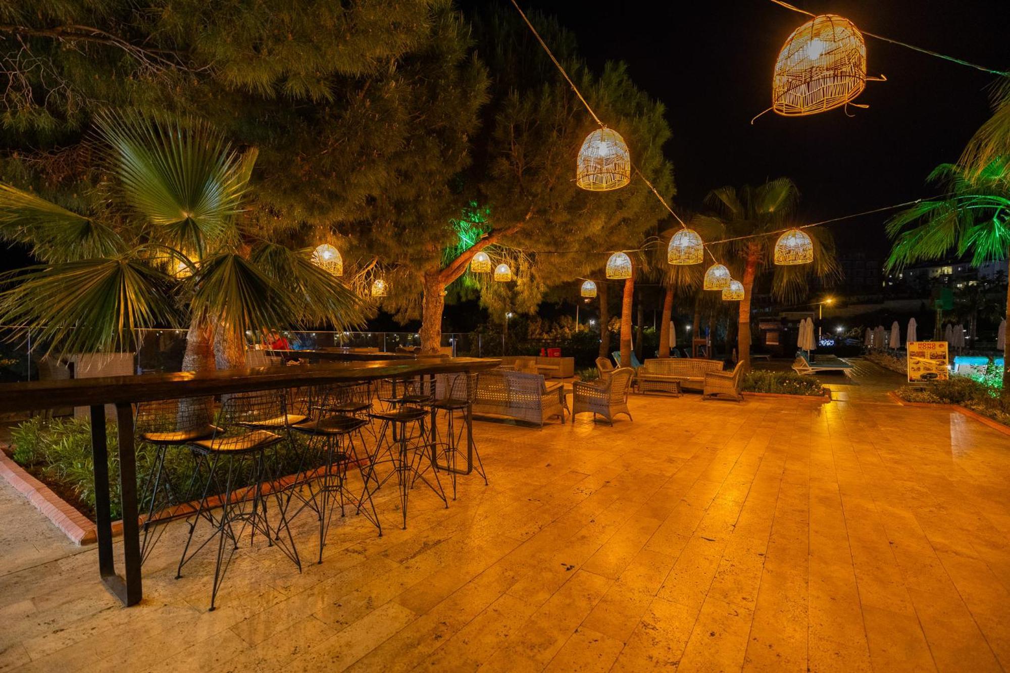 Ramada Resort Kusadasi & Golf Exteriér fotografie The beach bar at night