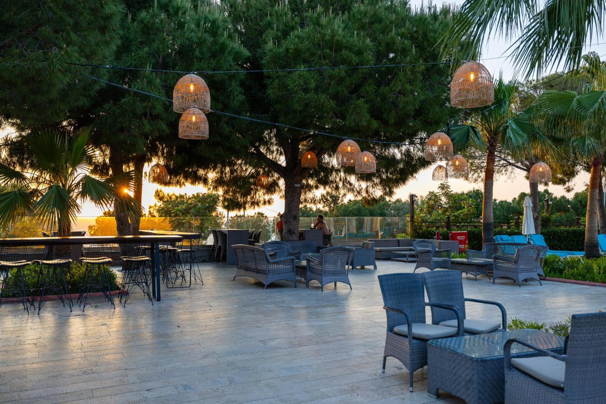 Ramada Resort Kusadasi & Golf Exteriér fotografie The pool area at the hotel