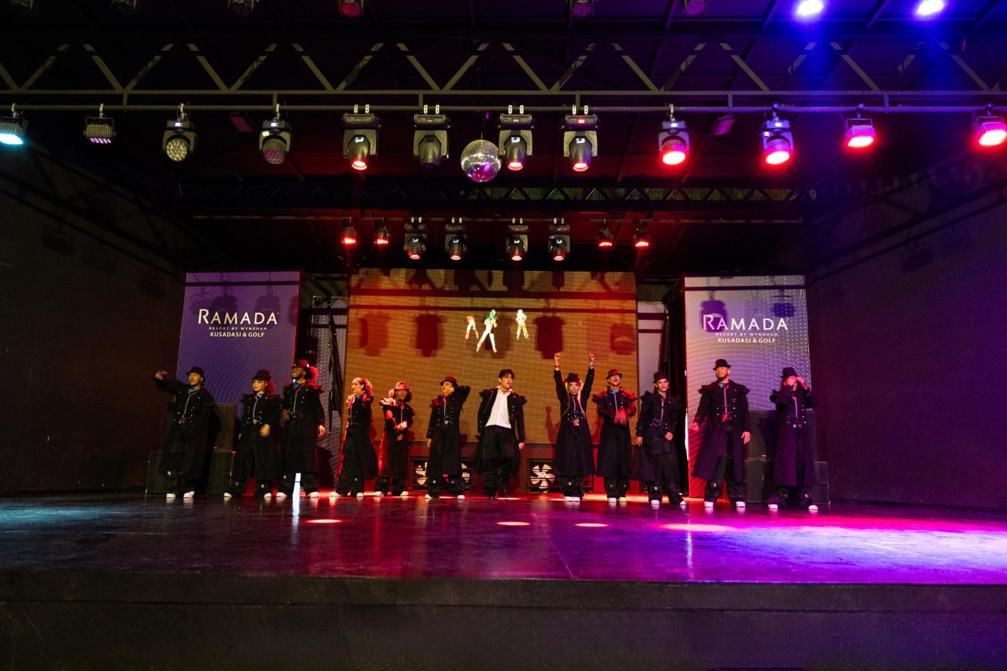 Ramada Resort Kusadasi & Golf Exteriér fotografie The stage of the hotel's theatre