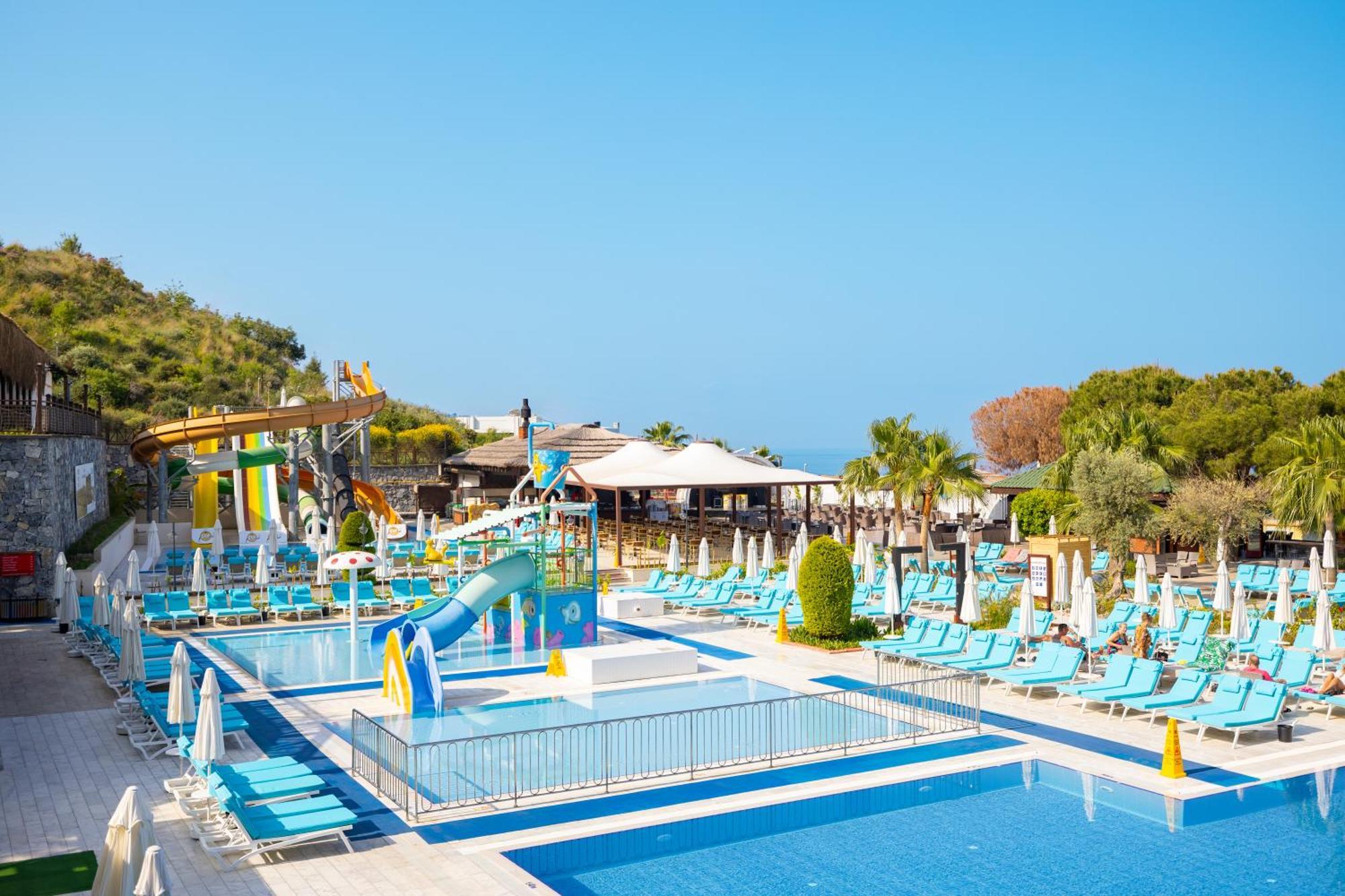 Ramada Resort Kusadasi & Golf Exteriér fotografie The water park