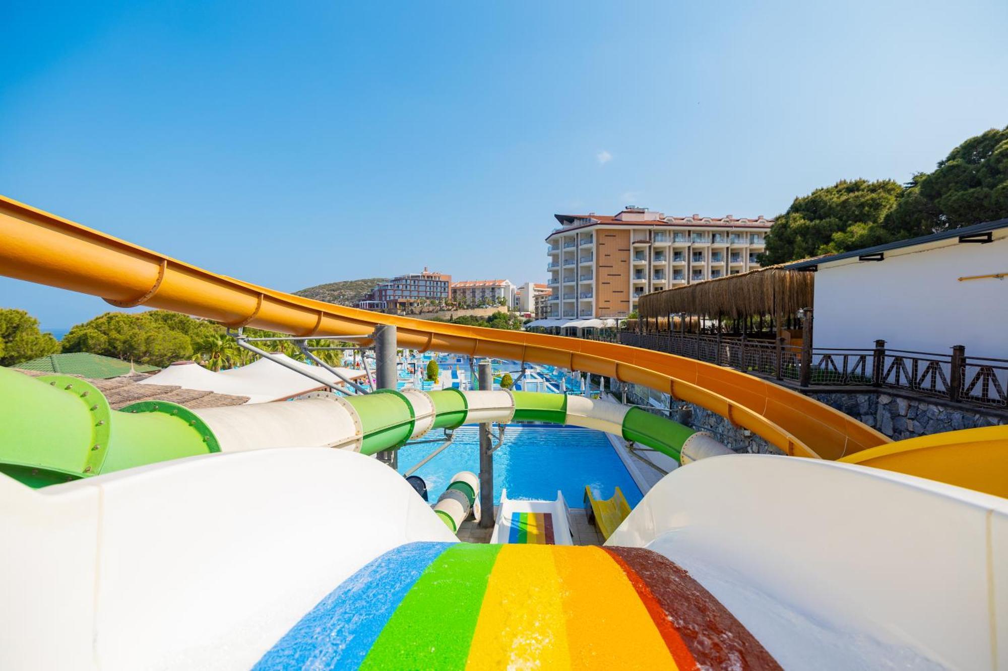 Ramada Resort Kusadasi & Golf Exteriér fotografie Water park in Turkey