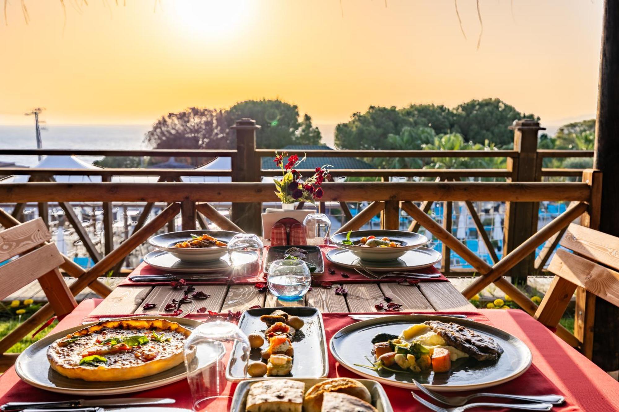 Ramada Resort Kusadasi & Golf Exteriér fotografie A typical dinner at the resort