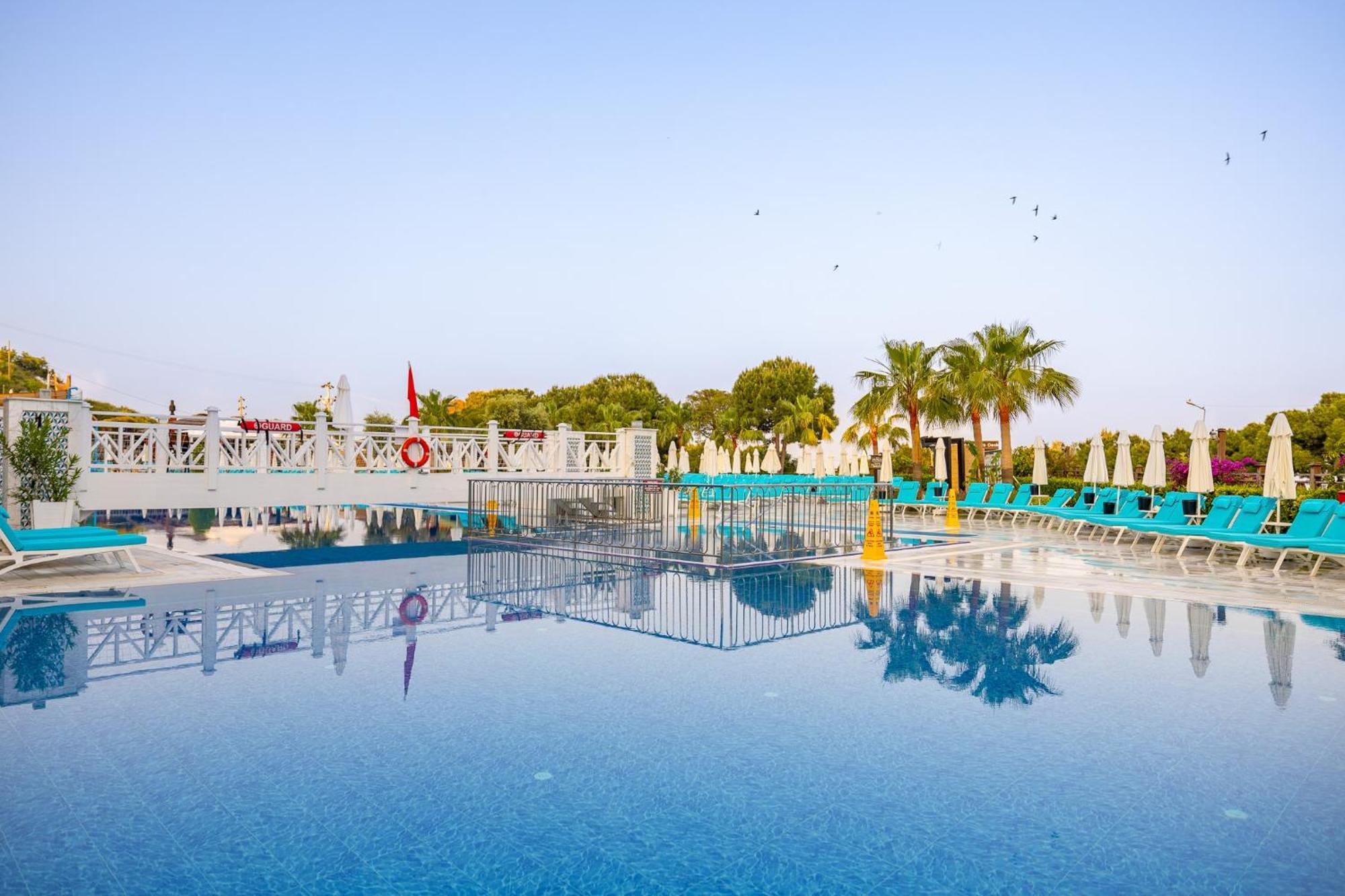 Ramada Resort Kusadasi & Golf Exteriér fotografie A swimming pool at a hotel in Turkey