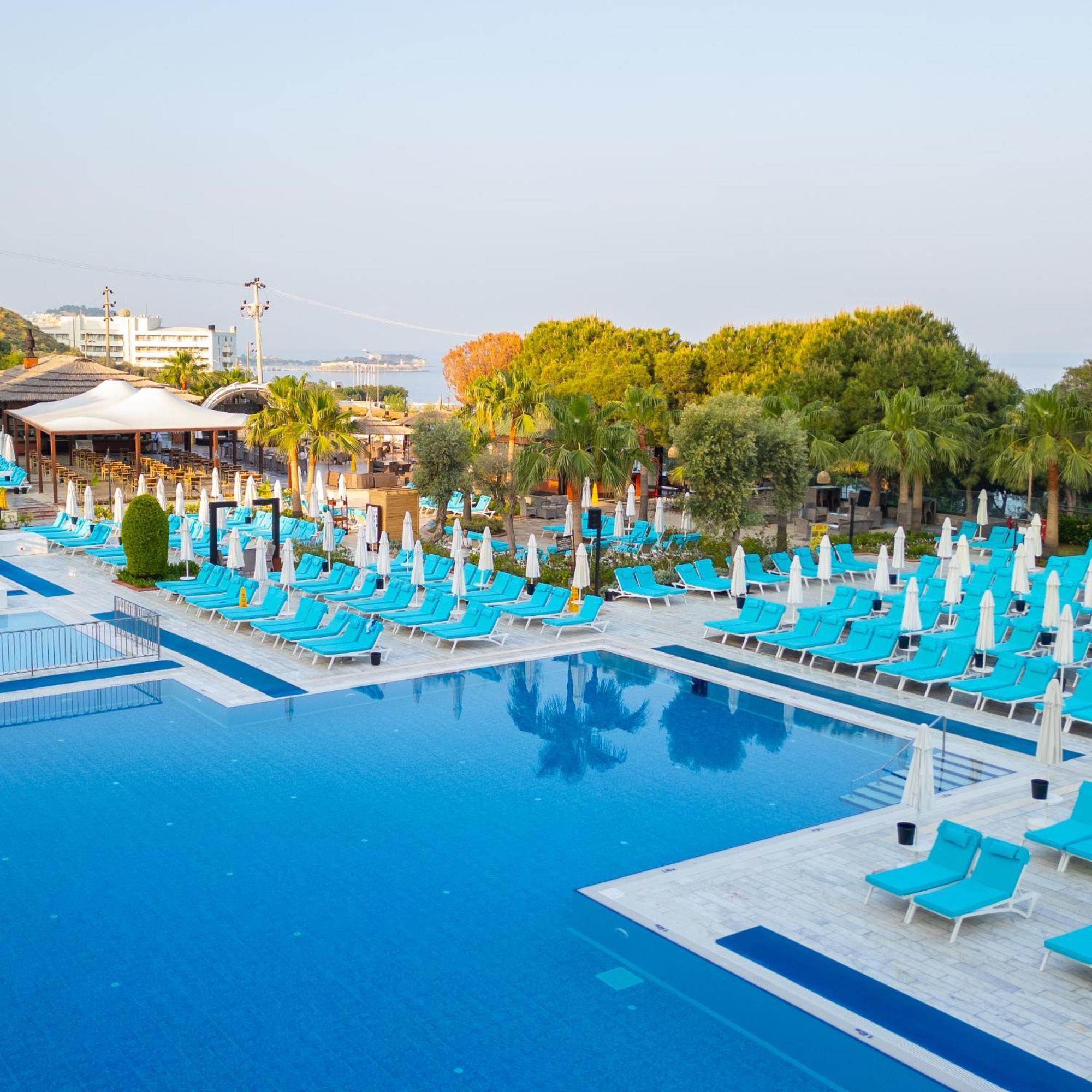 Ramada Resort Kusadasi & Golf Exteriér fotografie Pool at the hotel