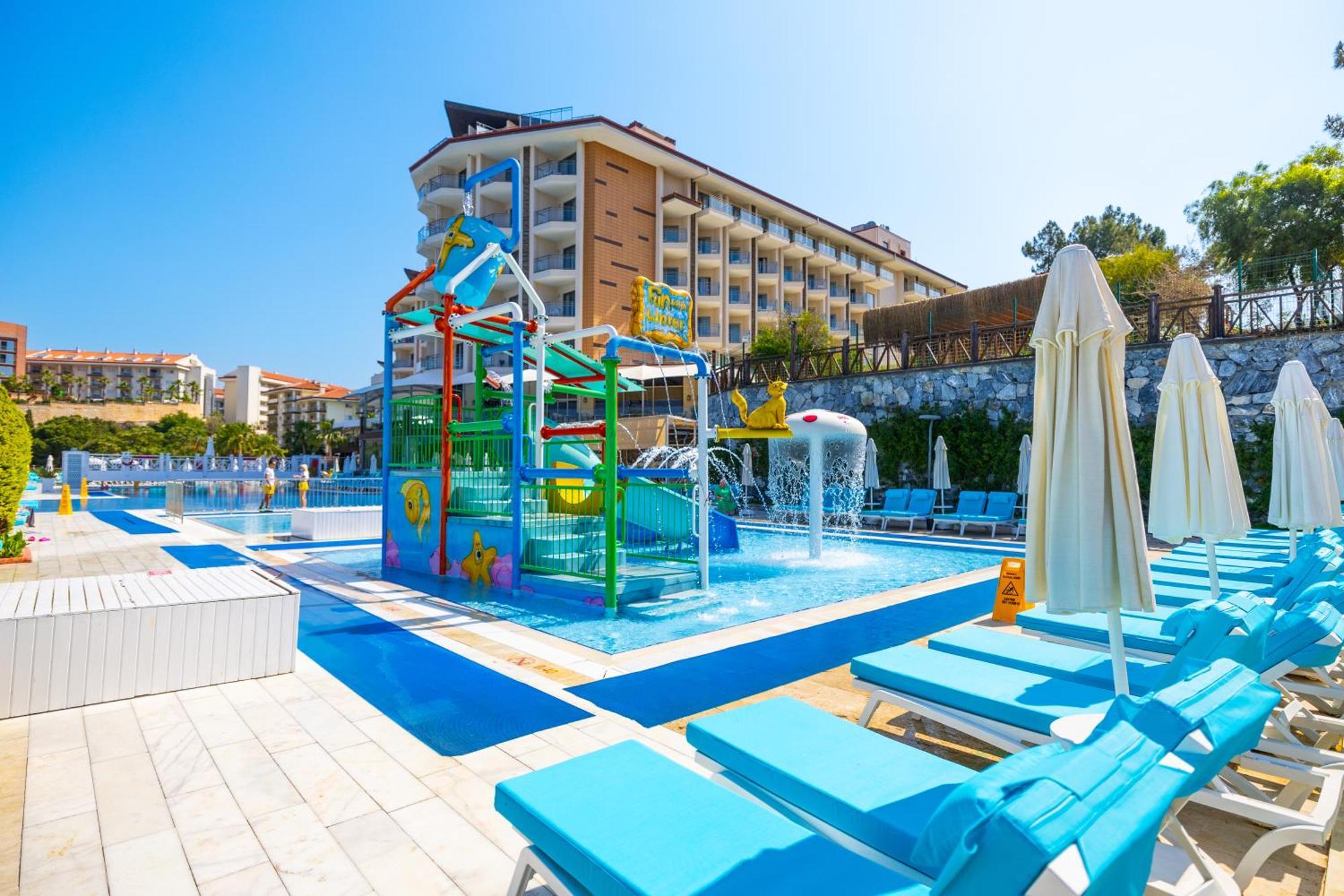Ramada Resort Kusadasi & Golf Exteriér fotografie
