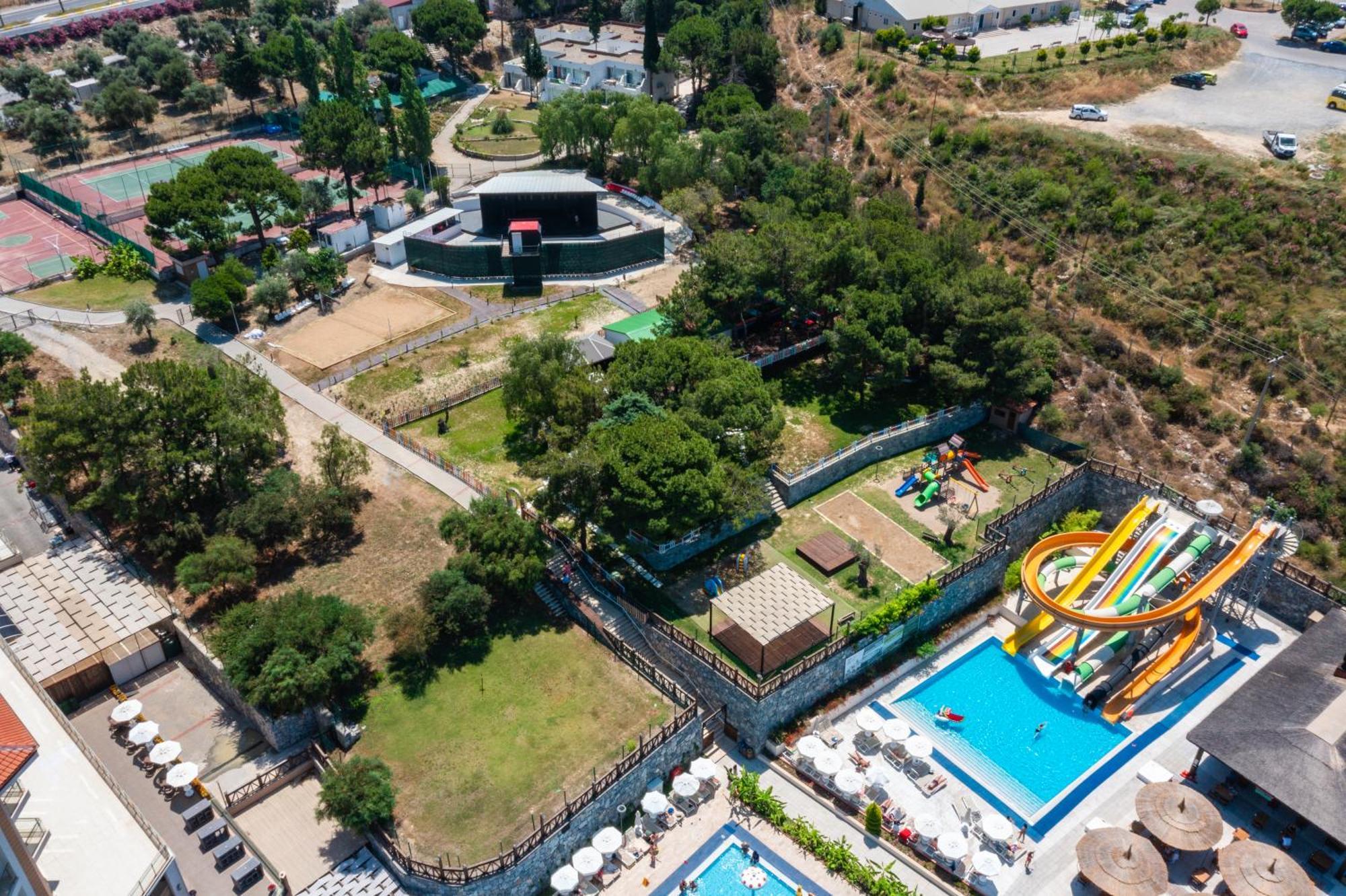 Ramada Resort Kusadasi & Golf Exteriér fotografie Aerial view of the park