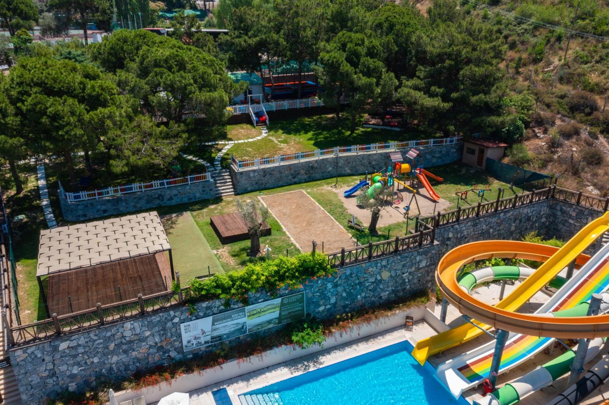 Ramada Resort Kusadasi & Golf Exteriér fotografie Aerial view of the park