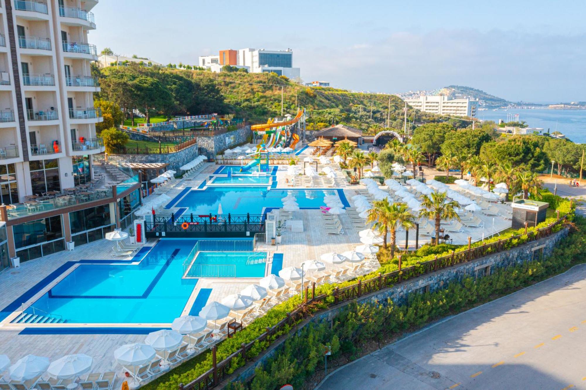 Ramada Resort Kusadasi & Golf Exteriér fotografie A view of the hotel