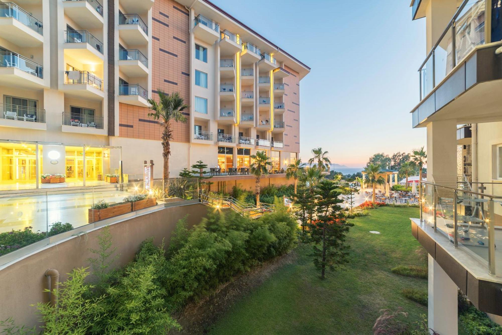 Ramada Resort Kusadasi & Golf Exteriér fotografie The hotel's grounds