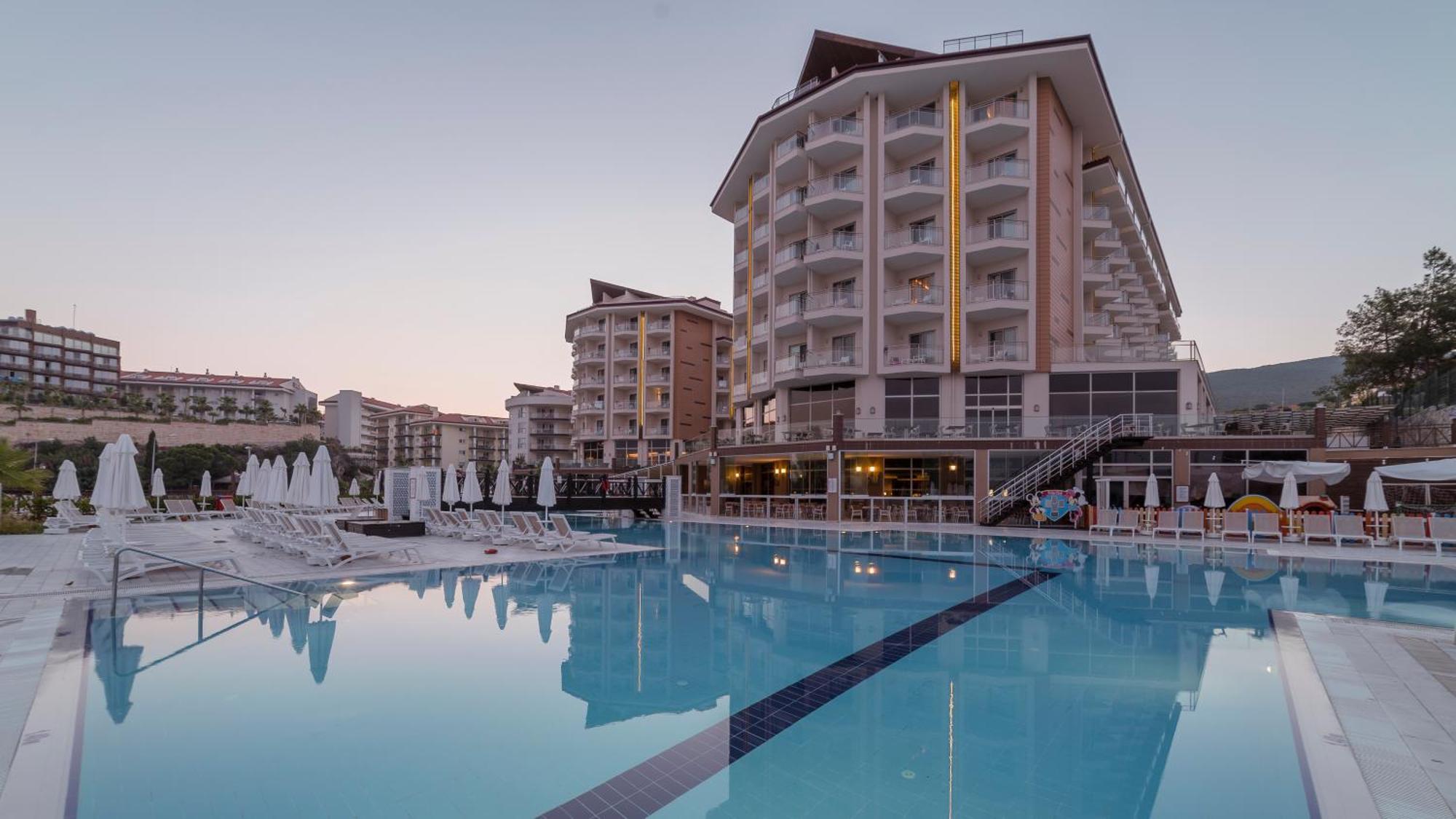 Ramada Resort Kusadasi & Golf Exteriér fotografie