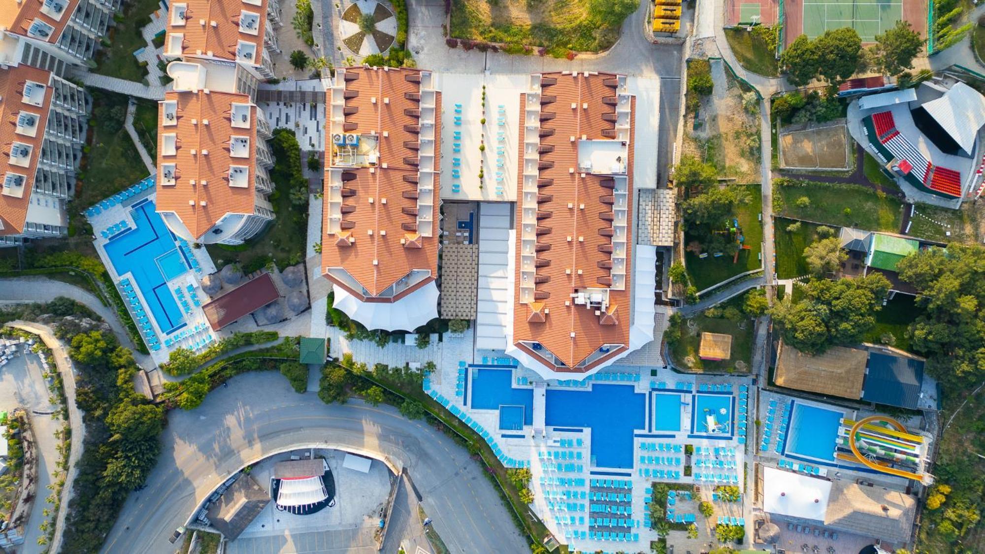 Ramada Resort Kusadasi & Golf Exteriér fotografie Aerial view of the hotel
