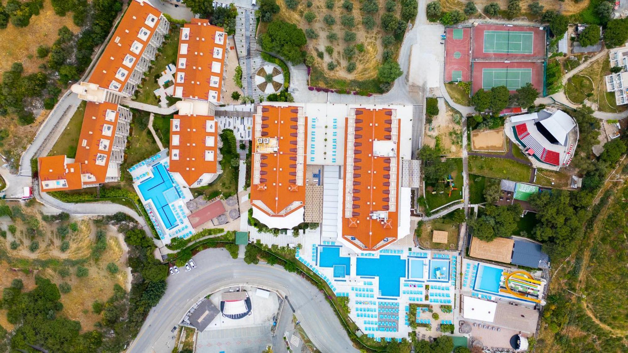 Ramada Resort Kusadasi & Golf Exteriér fotografie Aerial view of the hotel