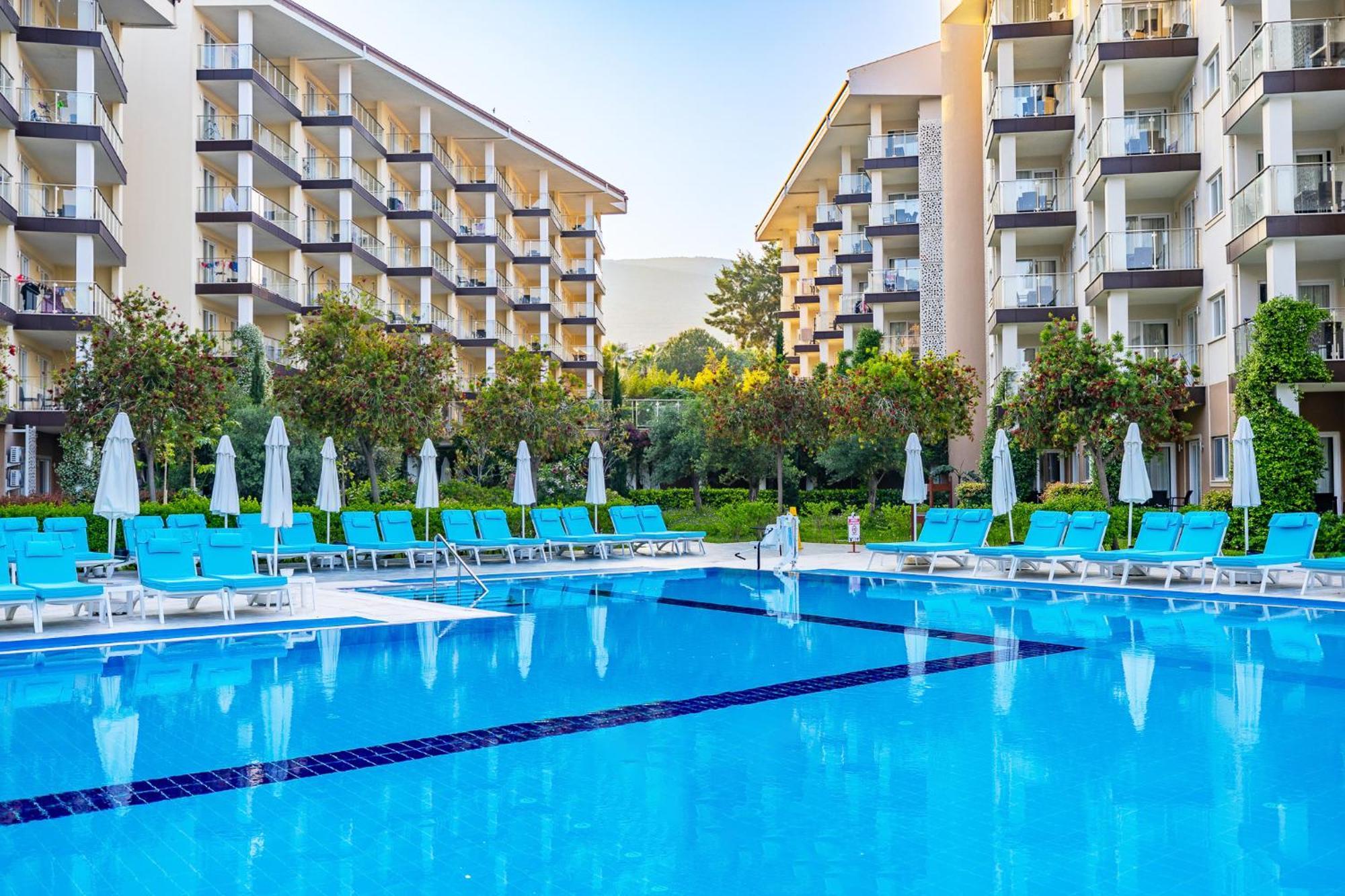 Ramada Resort Kusadasi & Golf Exteriér fotografie The hotel's swimming pool