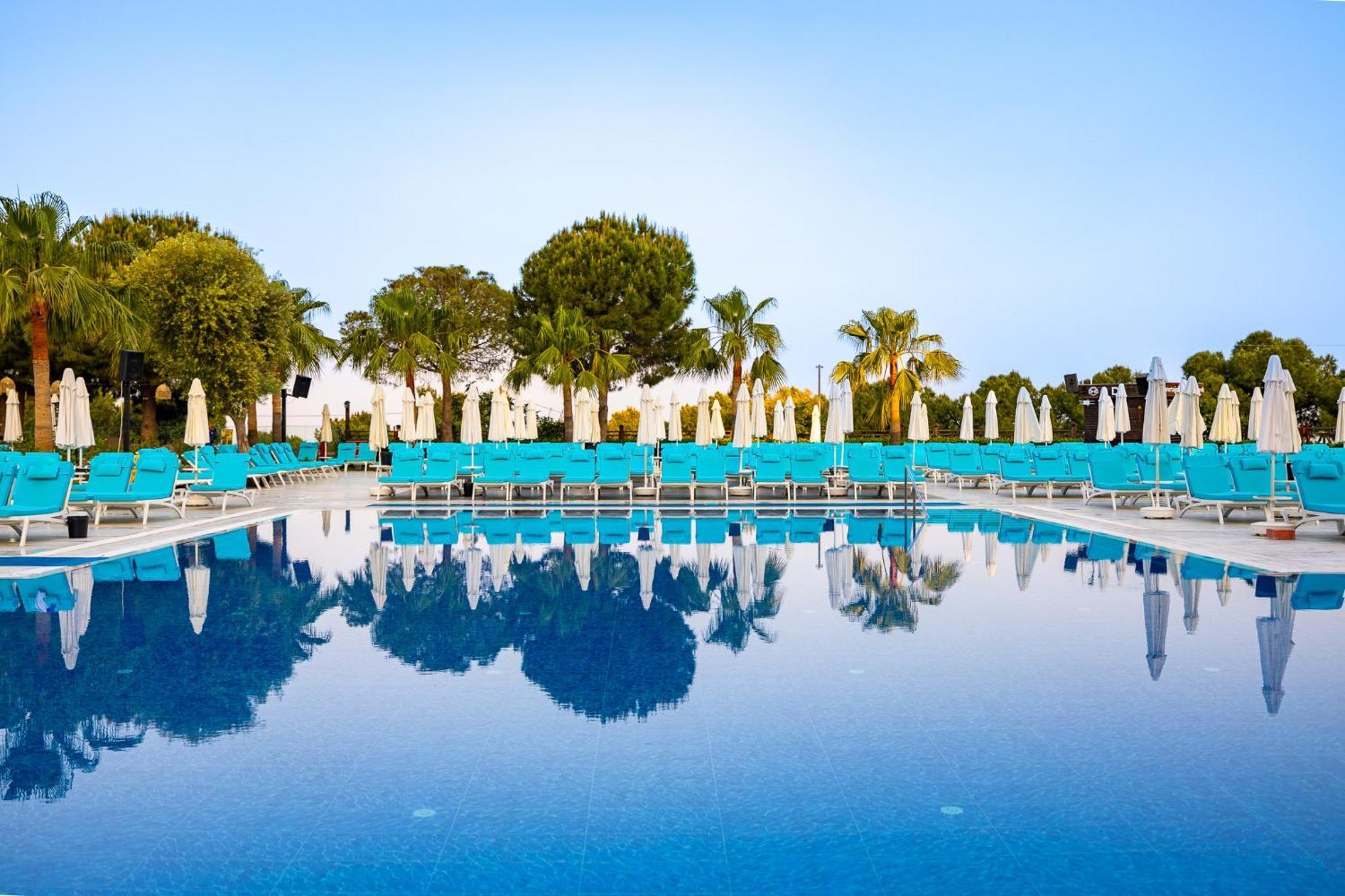 Ramada Resort Kusadasi & Golf Exteriér fotografie Pool at the hotel