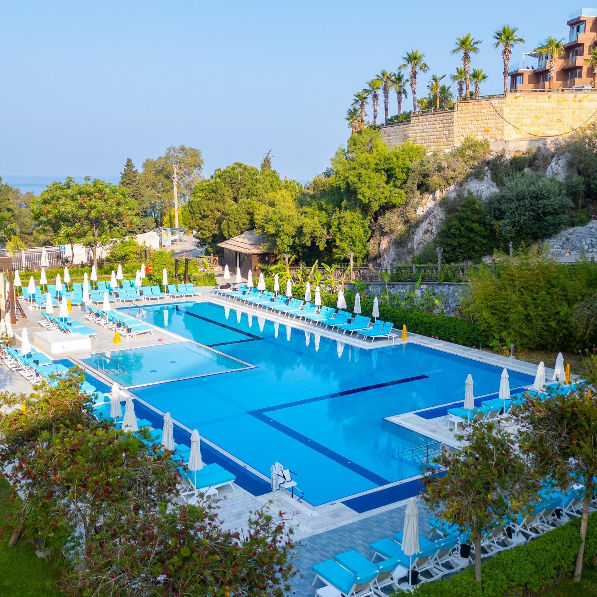 Ramada Resort Kusadasi & Golf Exteriér fotografie A swimming pool