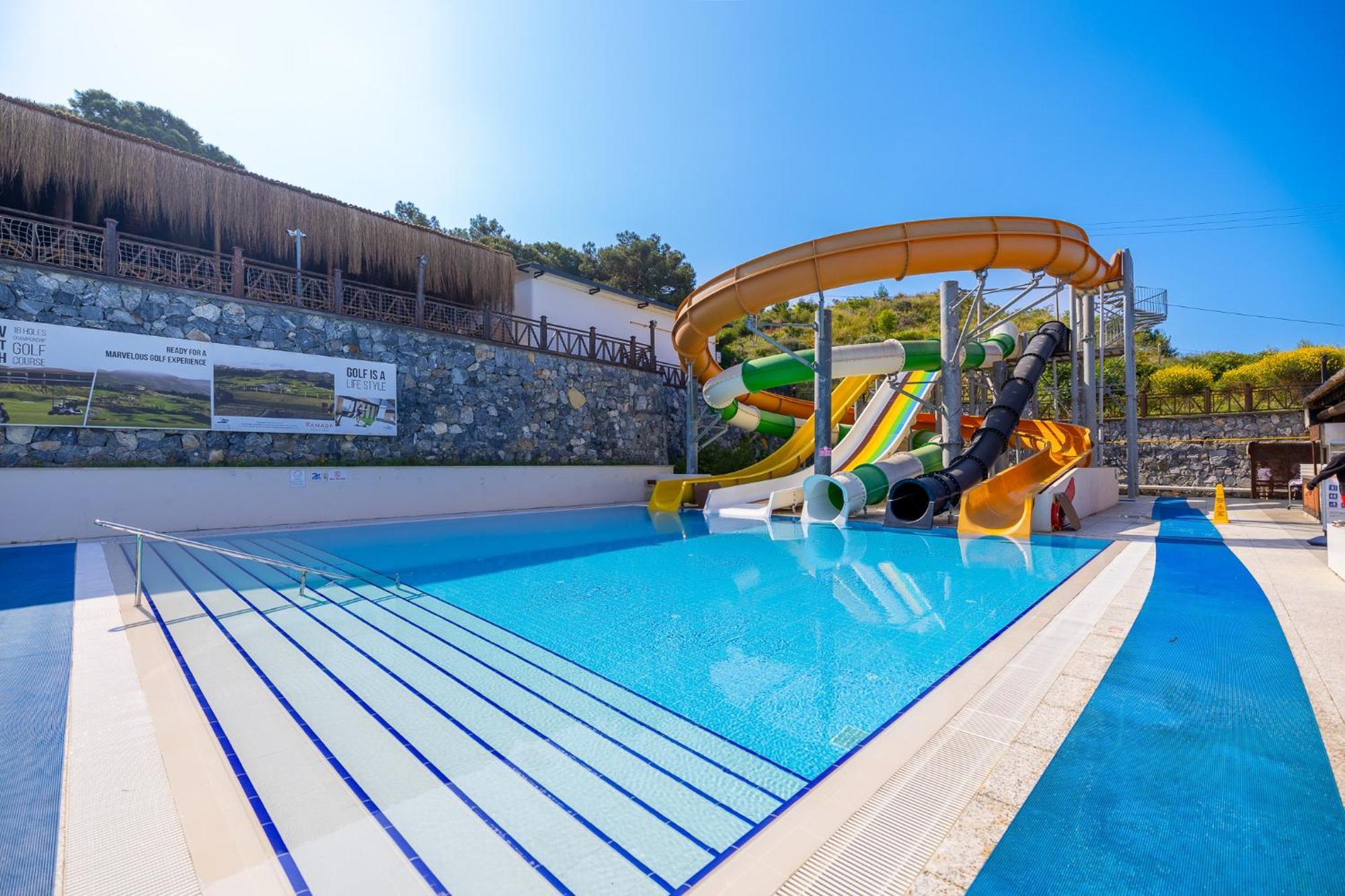 Ramada Resort Kusadasi & Golf Exteriér fotografie Water park