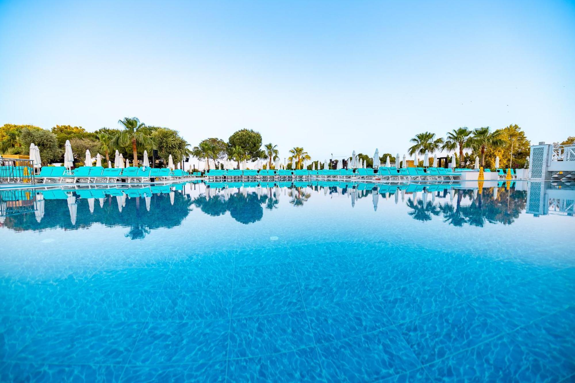 Ramada Resort Kusadasi & Golf Exteriér fotografie The swimming pool at the hotel