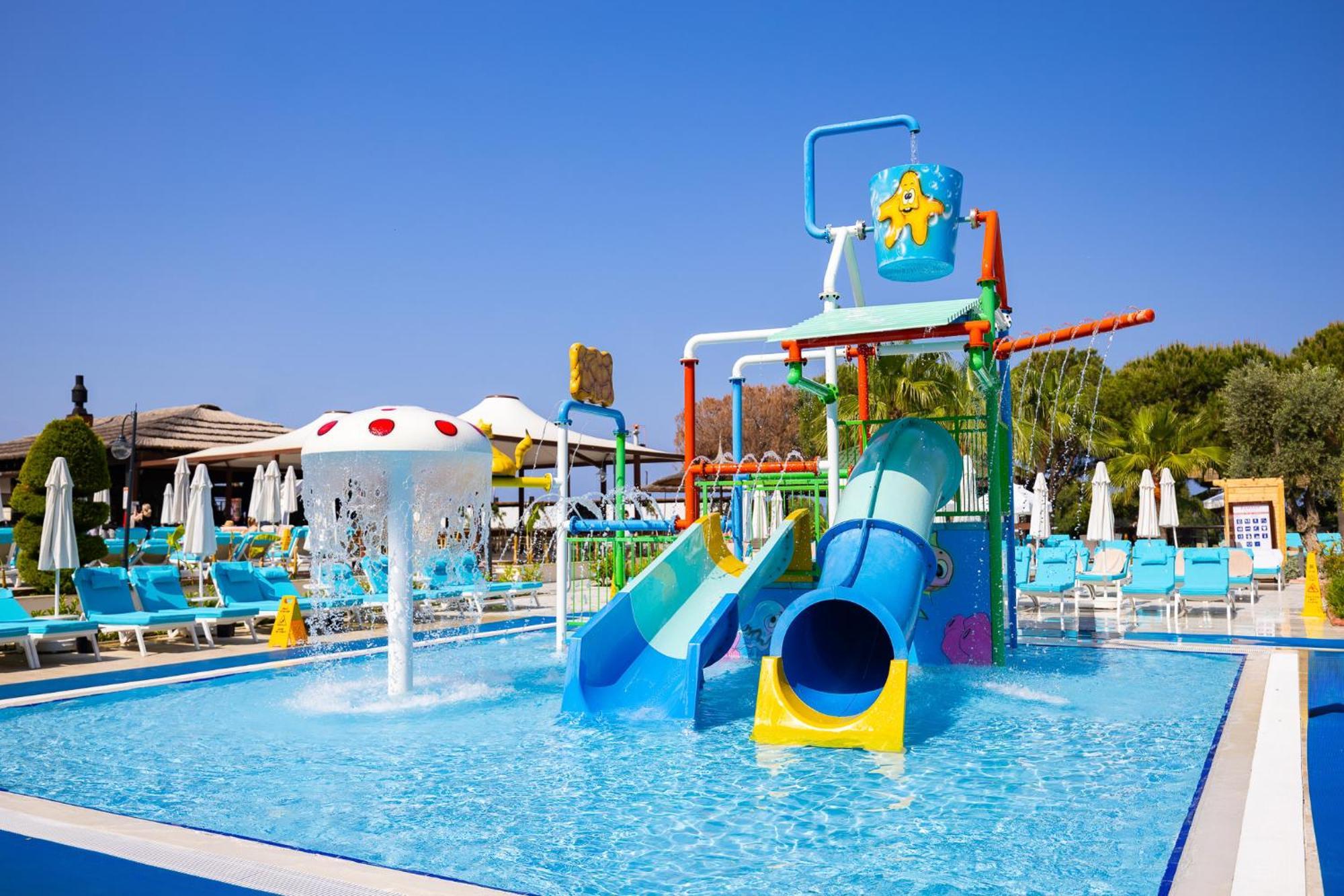 Ramada Resort Kusadasi & Golf Exteriér fotografie A water park in Greece
