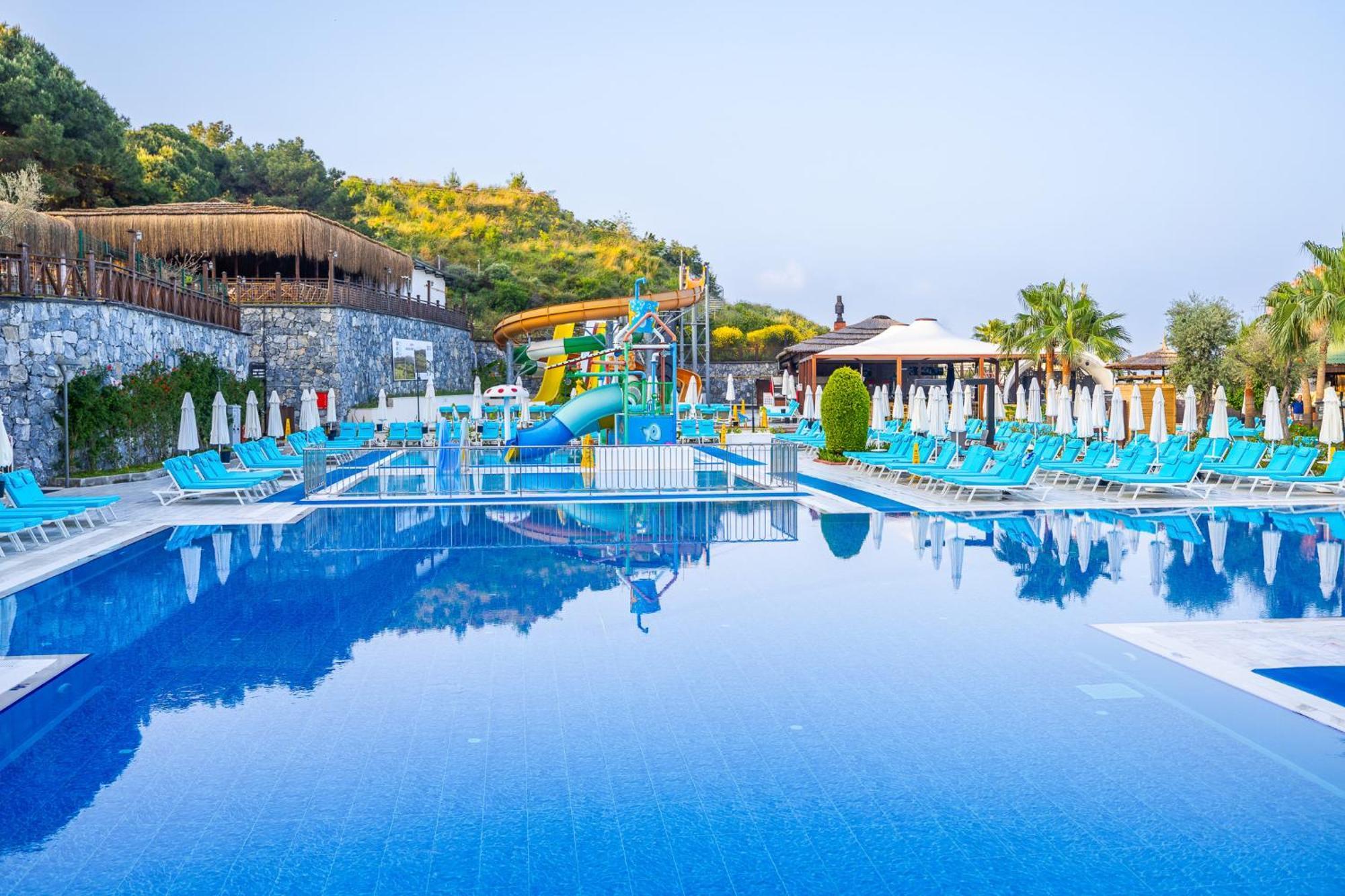 Ramada Resort Kusadasi & Golf Exteriér fotografie