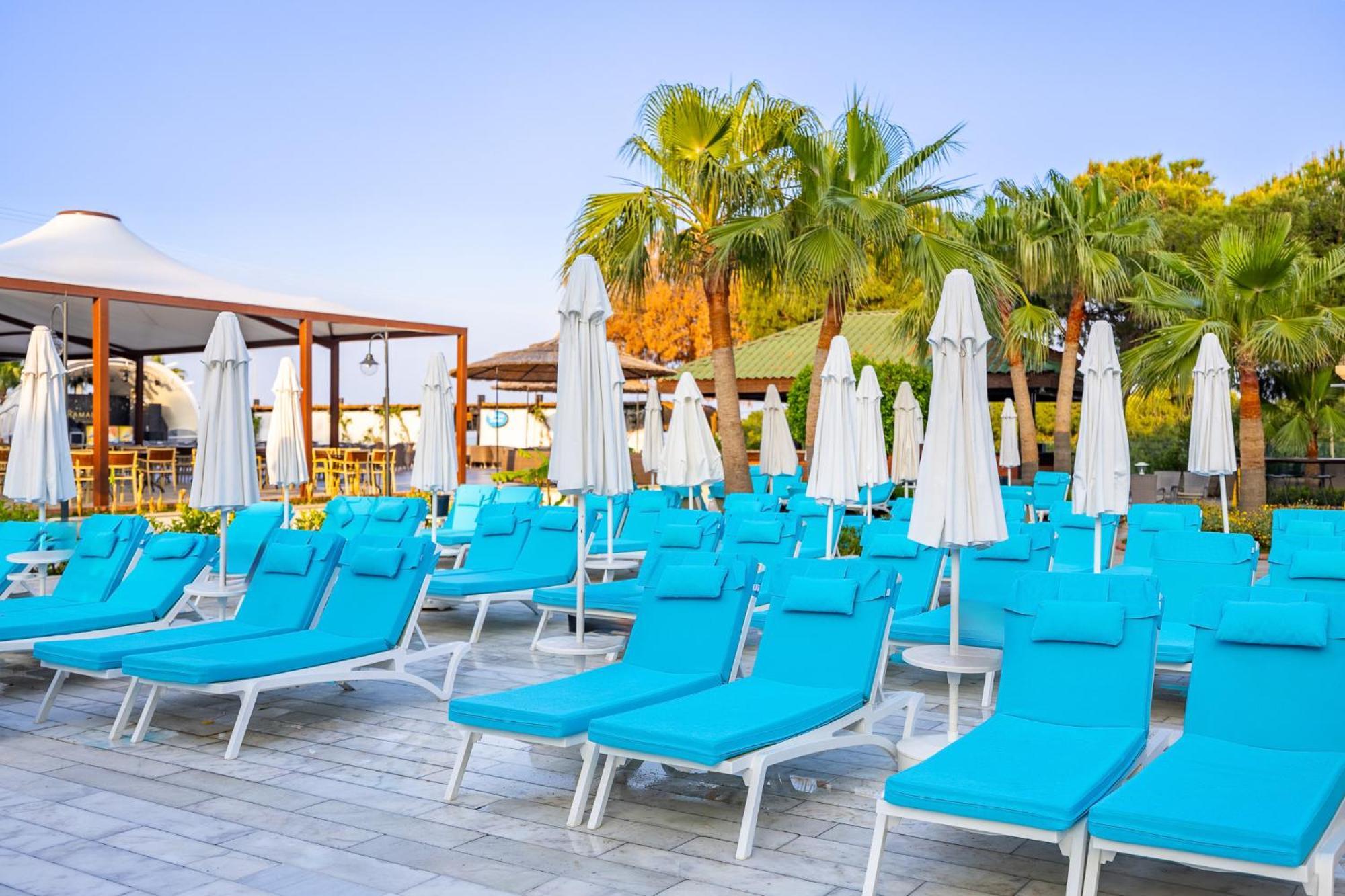 Ramada Resort Kusadasi & Golf Exteriér fotografie Sunloungers at a resort in Turkey