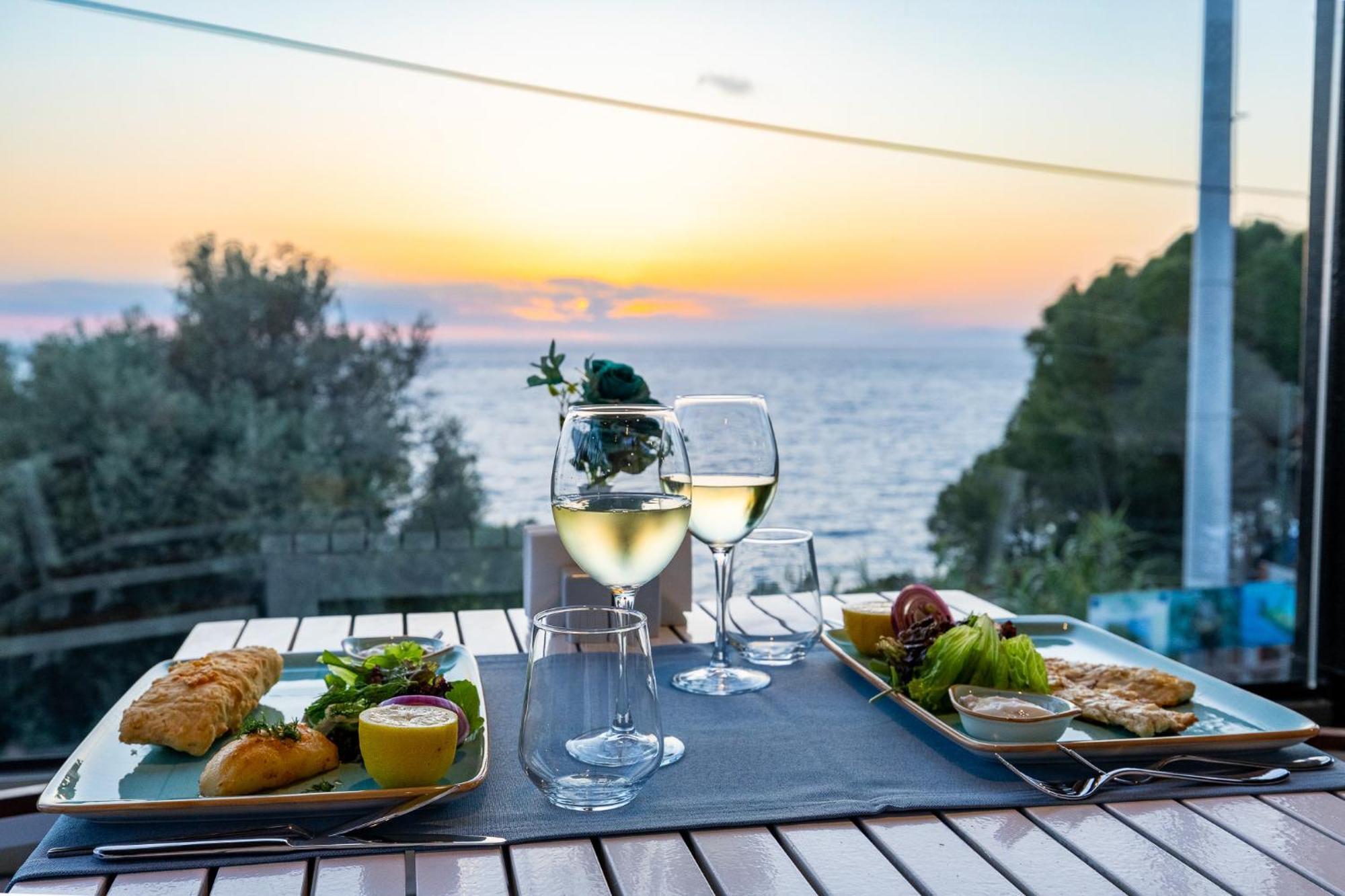 Ramada Resort Kusadasi & Golf Exteriér fotografie Sunset at the restaurant