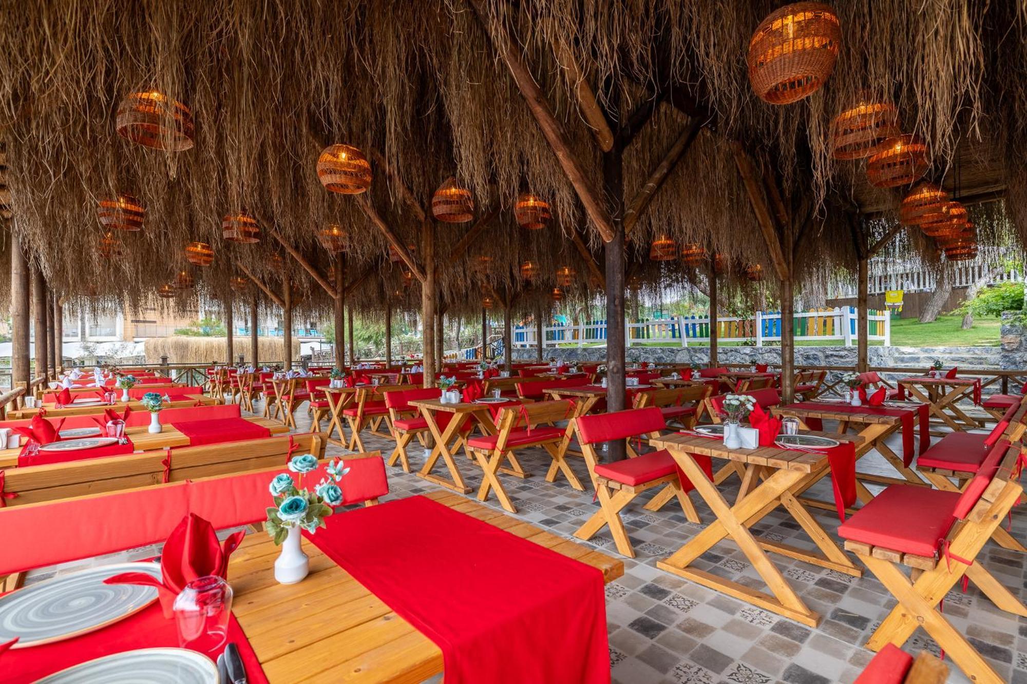 Ramada Resort Kusadasi & Golf Exteriér fotografie Restaurant in the resort