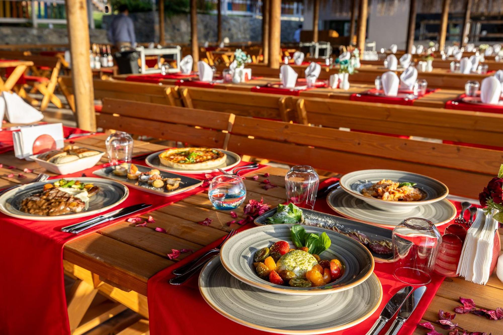 Ramada Resort Kusadasi & Golf Exteriér fotografie A typical dinner at the restaurant