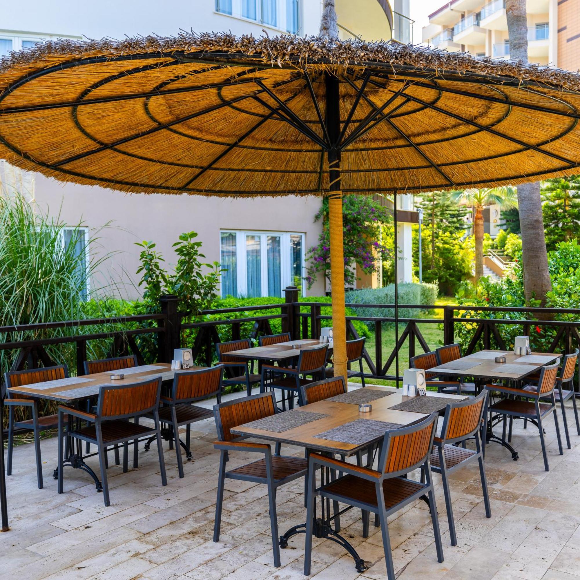 Ramada Resort Kusadasi & Golf Exteriér fotografie A restaurant in Turkey