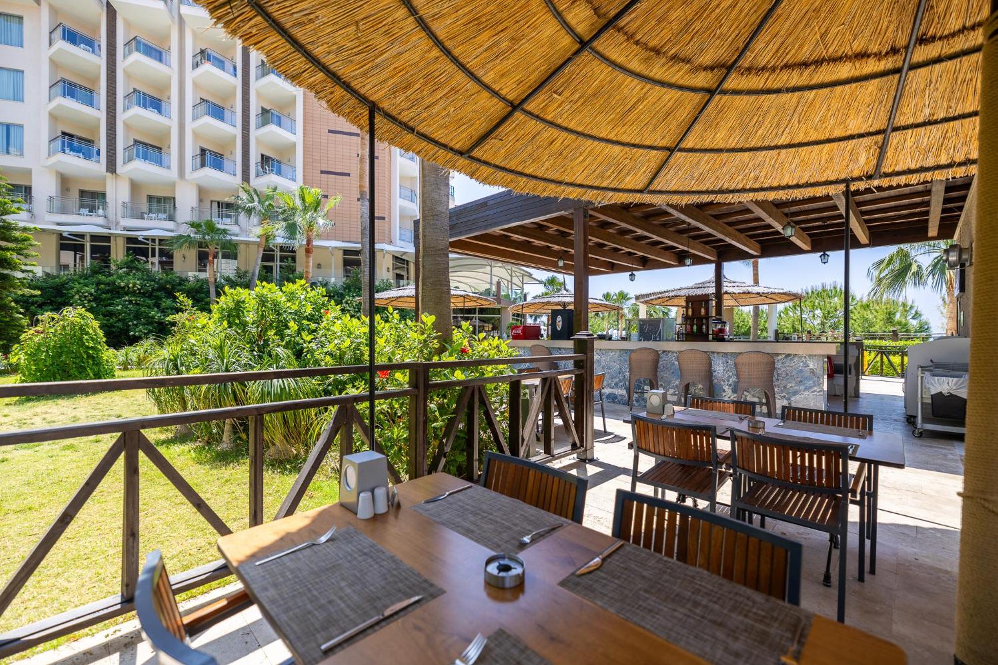 Ramada Resort Kusadasi & Golf Exteriér fotografie The restaurant